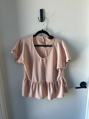 bobeau Blush Peplum V-Neck Short Sleeve Top